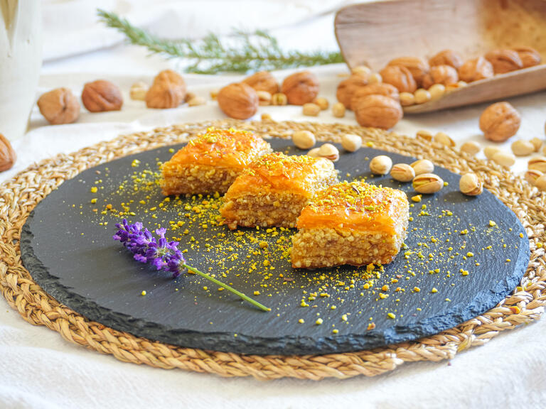 Ein Dessert aus dem Nahen Osten, reich an Zutaten,...
