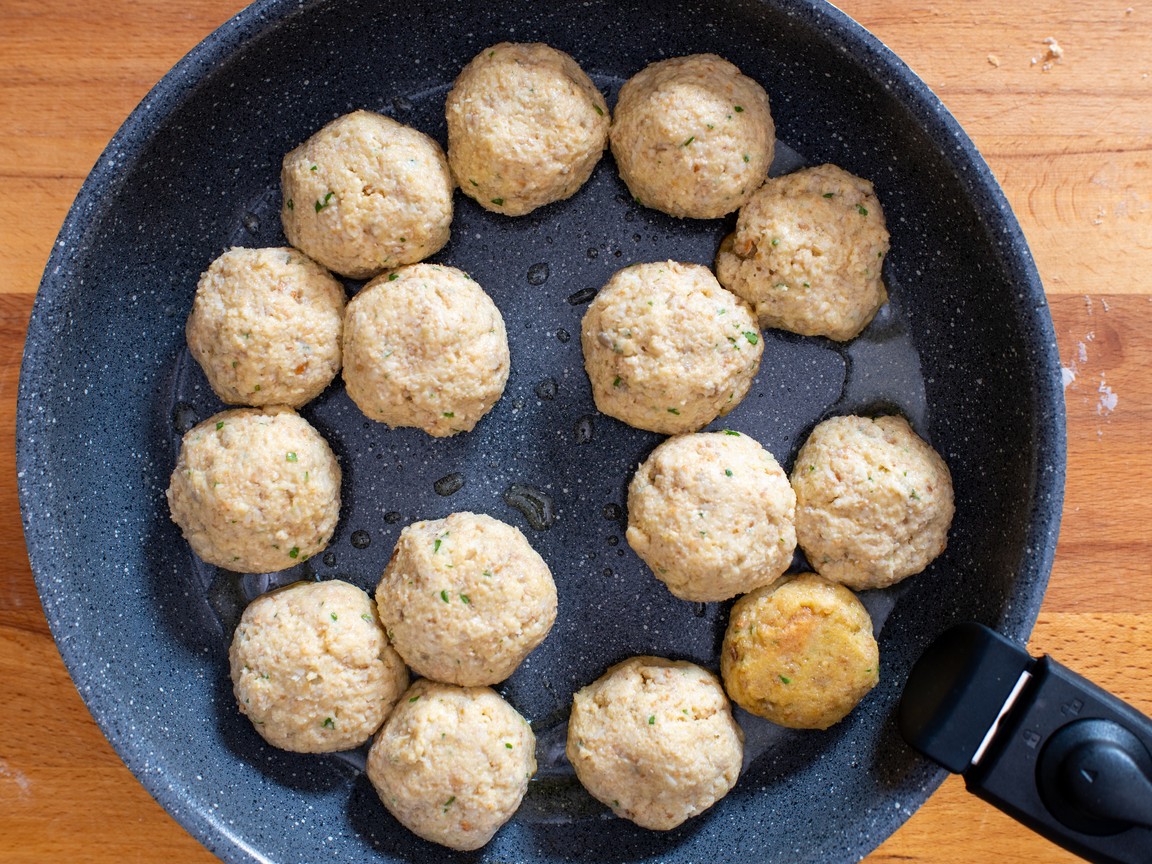 Brotbällchen in Tomatensauce - Schritt 4