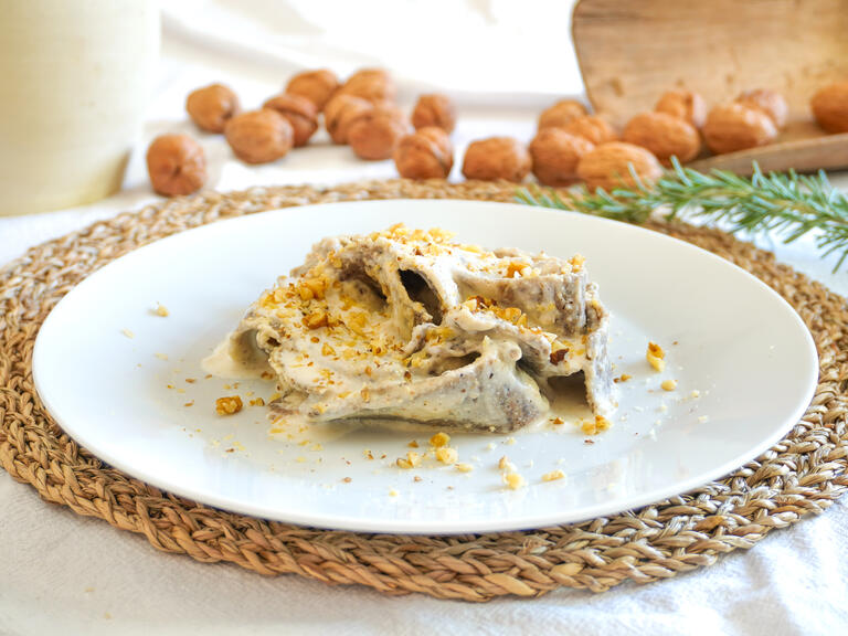 Buchweizen-Pappardelle mit Asiago-Fondue und Nüssen