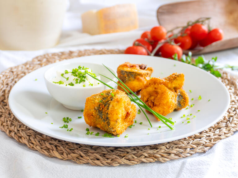 Mit einer füllung aus getrockneten tomaten und par...
