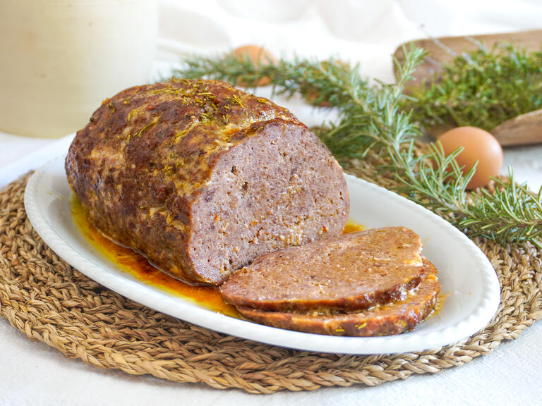 Der Hackbraten vom Rind ist ein klassisches Gerich...