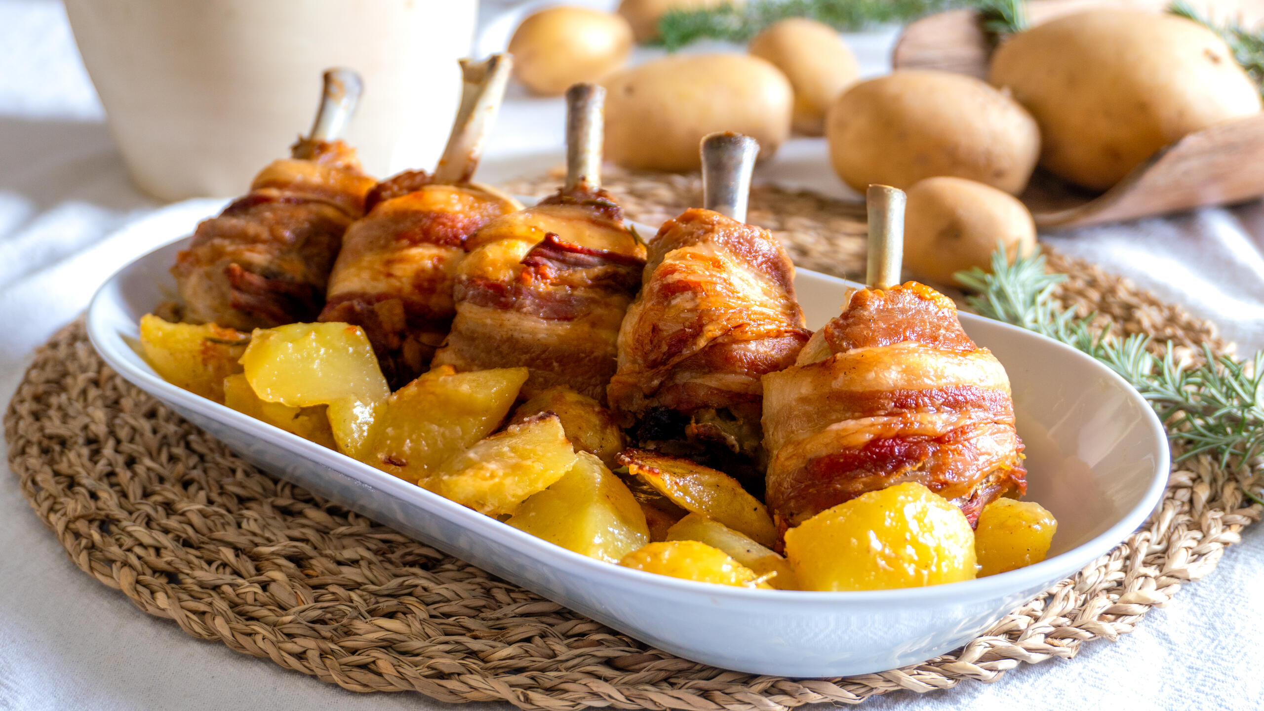 Hähnchenschenkel mit Speck aus dem Ofen