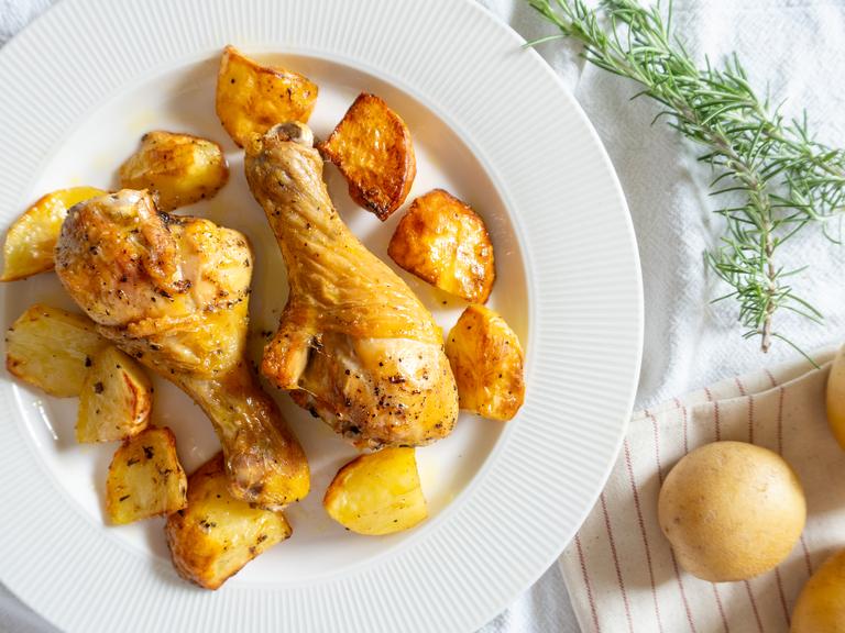 Hähnchenschenkel und Kartoffeln in der Heißluftfritteuse