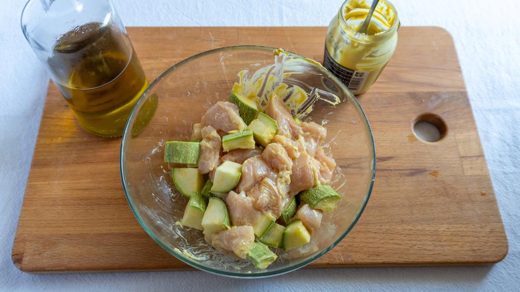 Hähnchen-Zucchini-Spieße aus der Heißluftfritteuse - Schritt 3
