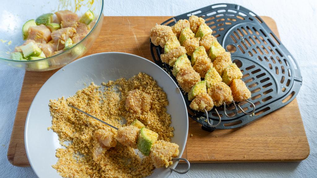 Hähnchen-Zucchini-Spieße aus der Heißluftfritteuse - Schritt 5