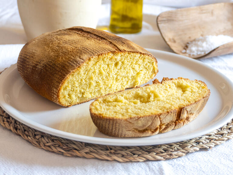 Es ist ein rustikales und duftendes Brot, das mit ...