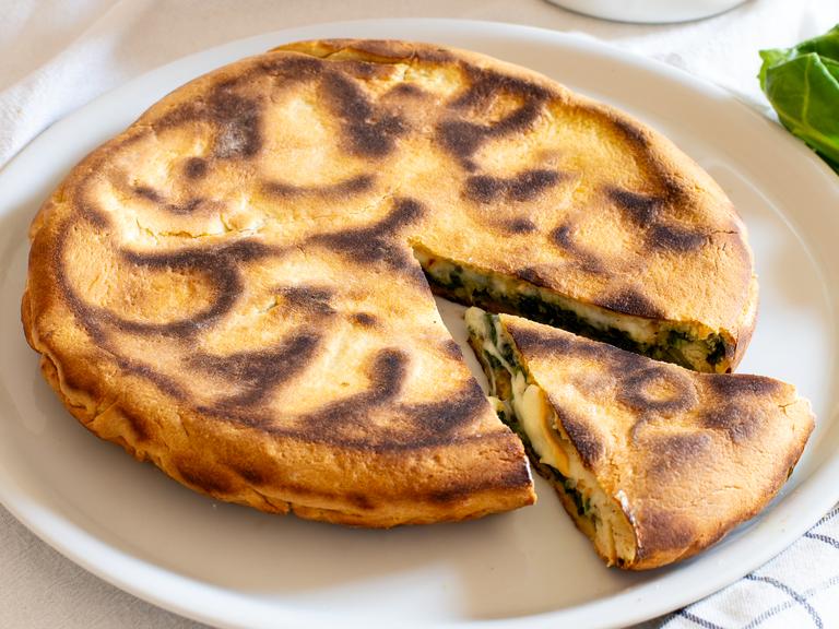 Herzhafter Pfannenkuchen mit Mangold und geräucherter Scamorza