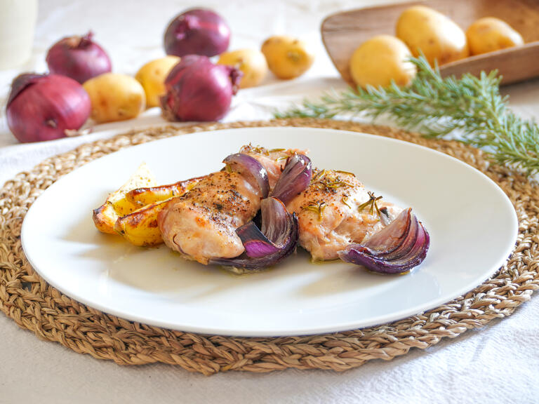 Ofenhuhn mit Zwiebeln und Kartoffeln