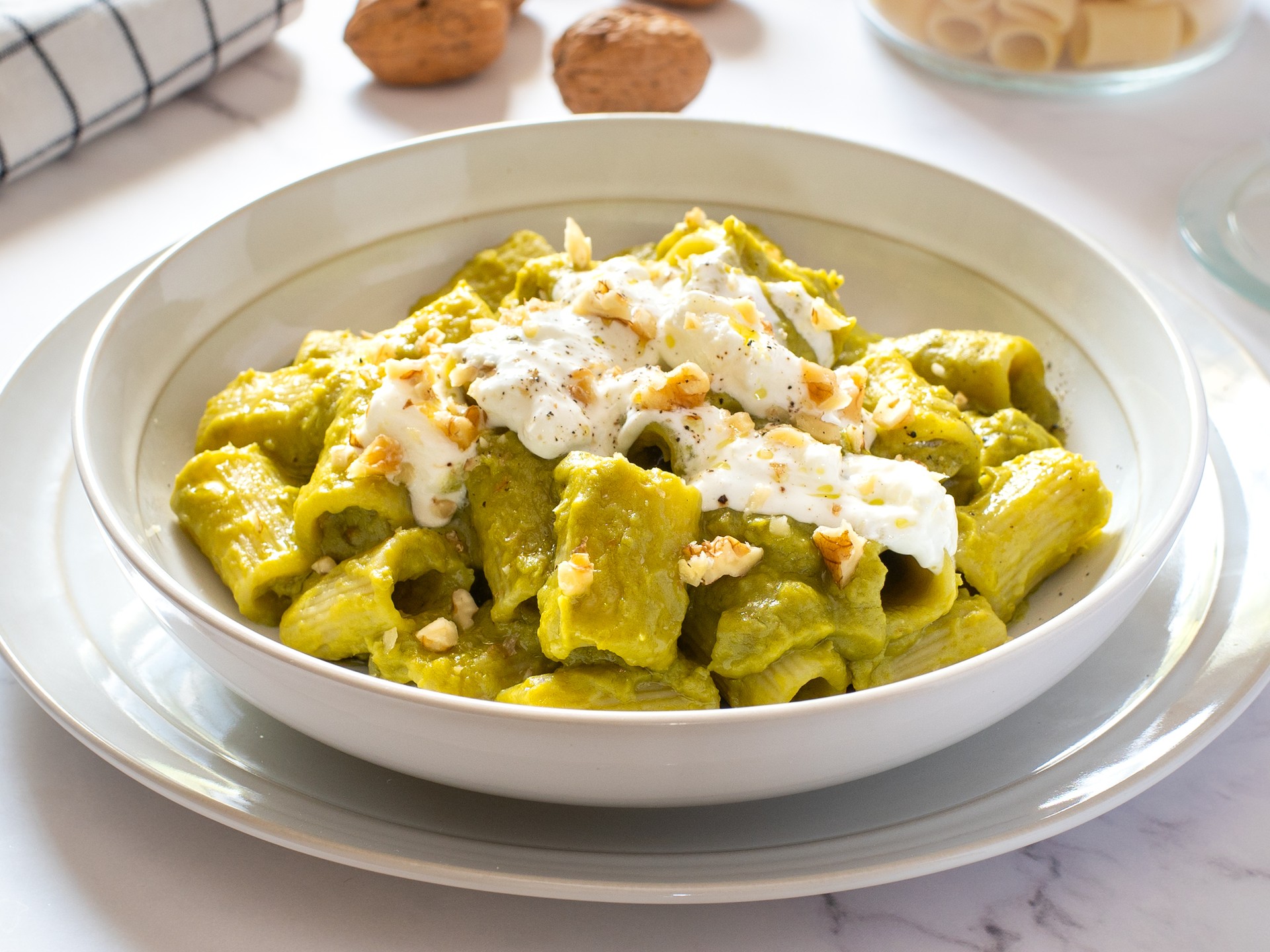 Pasta mit Erbsencreme, Burrata und Walnüssen
