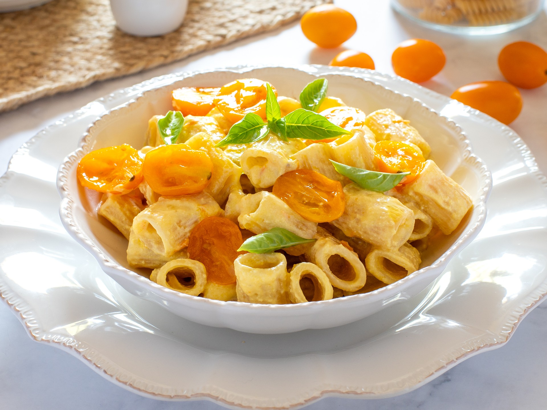 Pasta mit gelben Kirschtomaten, Ricotta und Basilikum