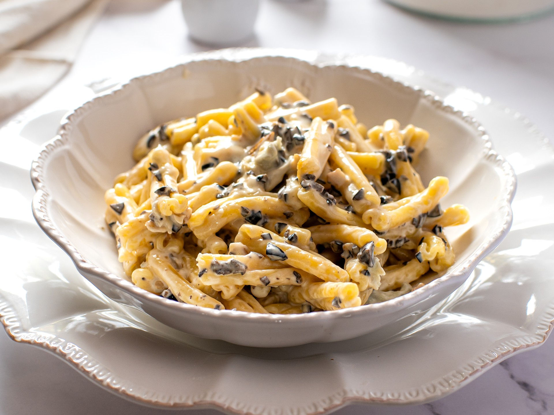 Pasta mit Gorgonzola und schwarzen Oliven