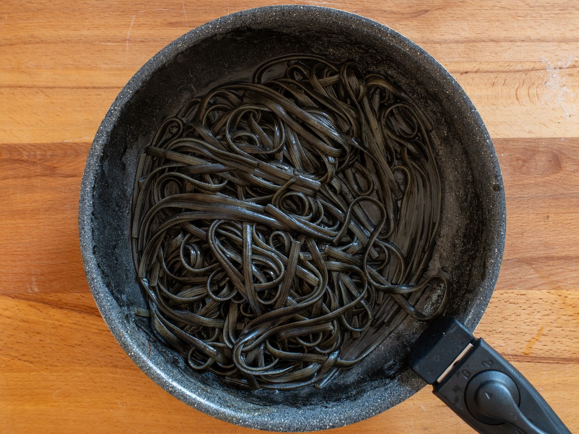 Pasta mit Sepiatinte und Garnelen - Schritt 7