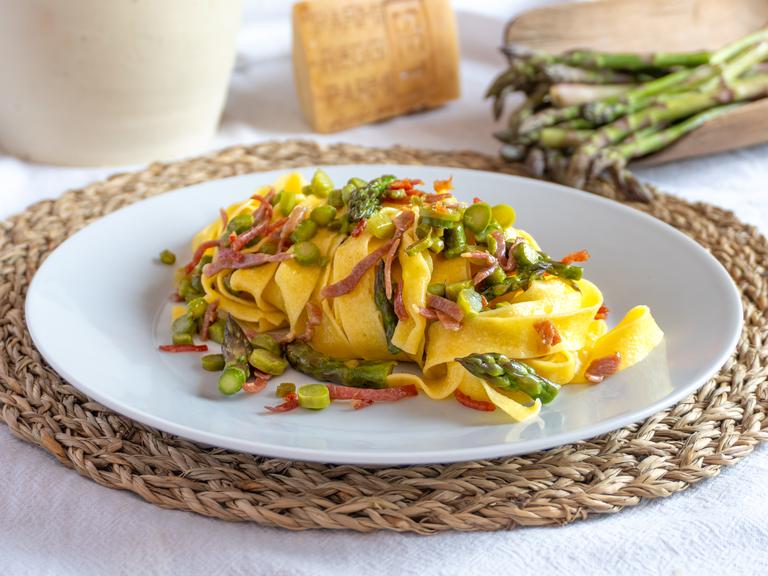 Pasta mit Spargel und Schinken