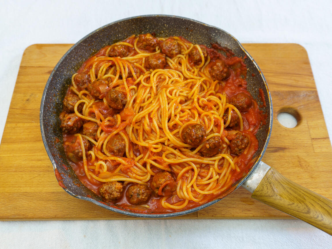 Pasta mit Tomatensauce und Fleischbällchen - Schritt 11