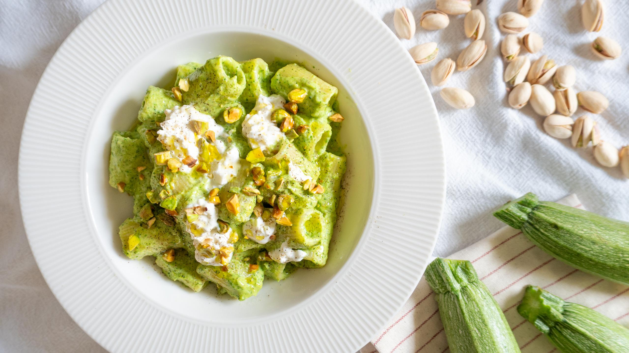Pasta mit Zucchini, Burrata und Pistazien