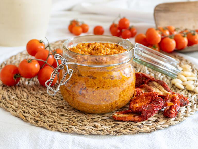 Dieses Pesto bietet eine Explosion mediterraner Ar...