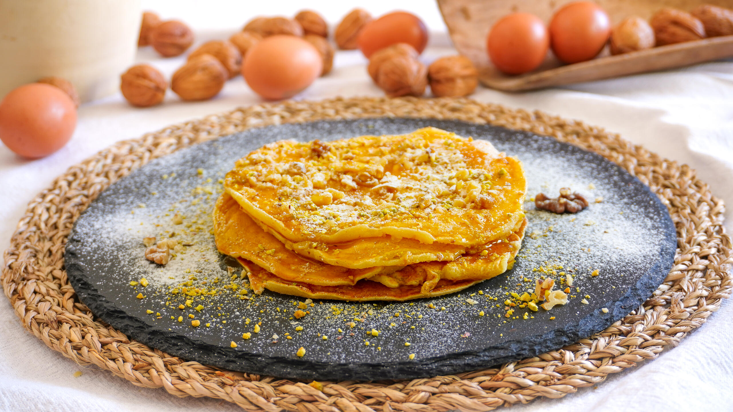 Pfannkuchen mit Honig und Nüssen
