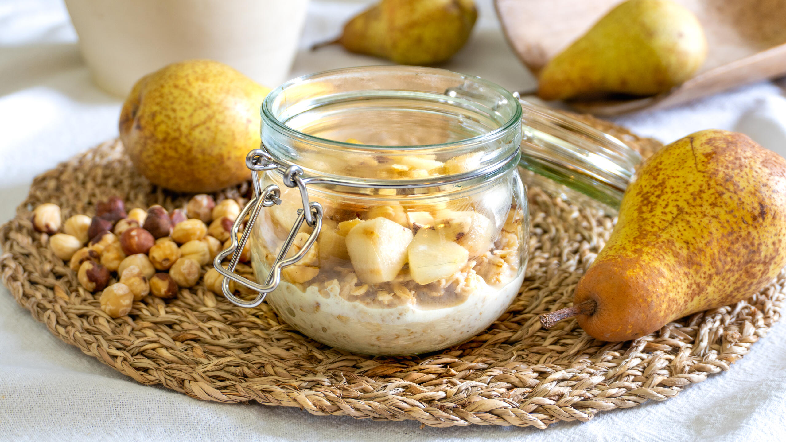 Porridge mit Birnen und Haselnüssen