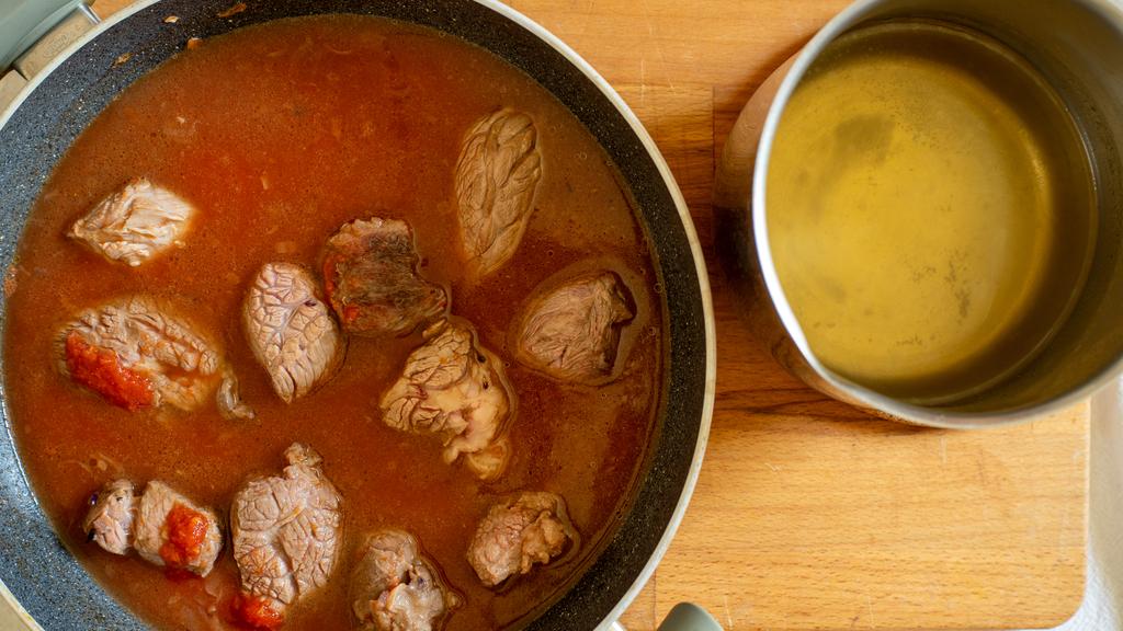 Rindereintopf mit Tomatensauce und Kartoffeln