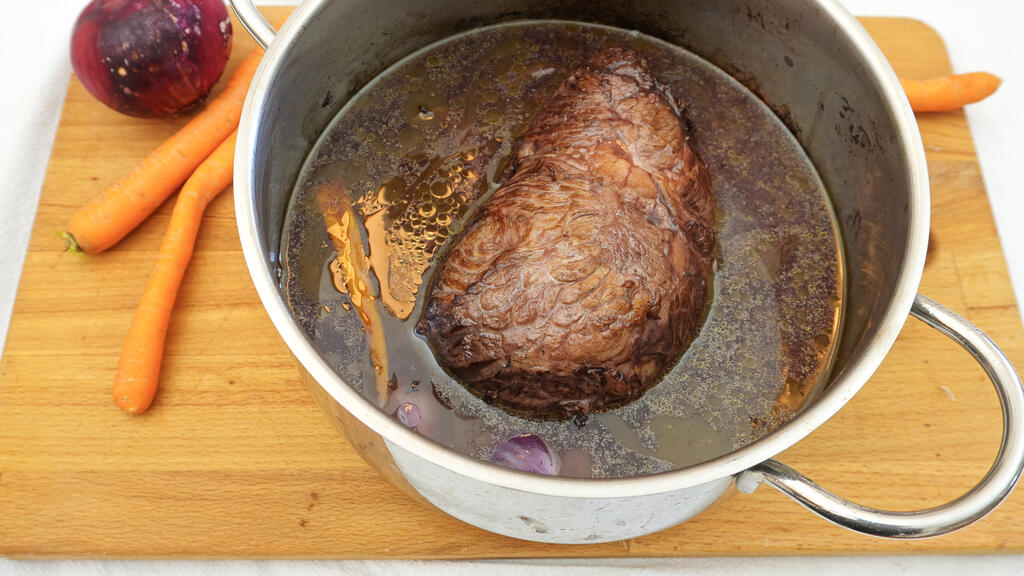 Rinderschmorbraten mit Rotwein - Schritt 6