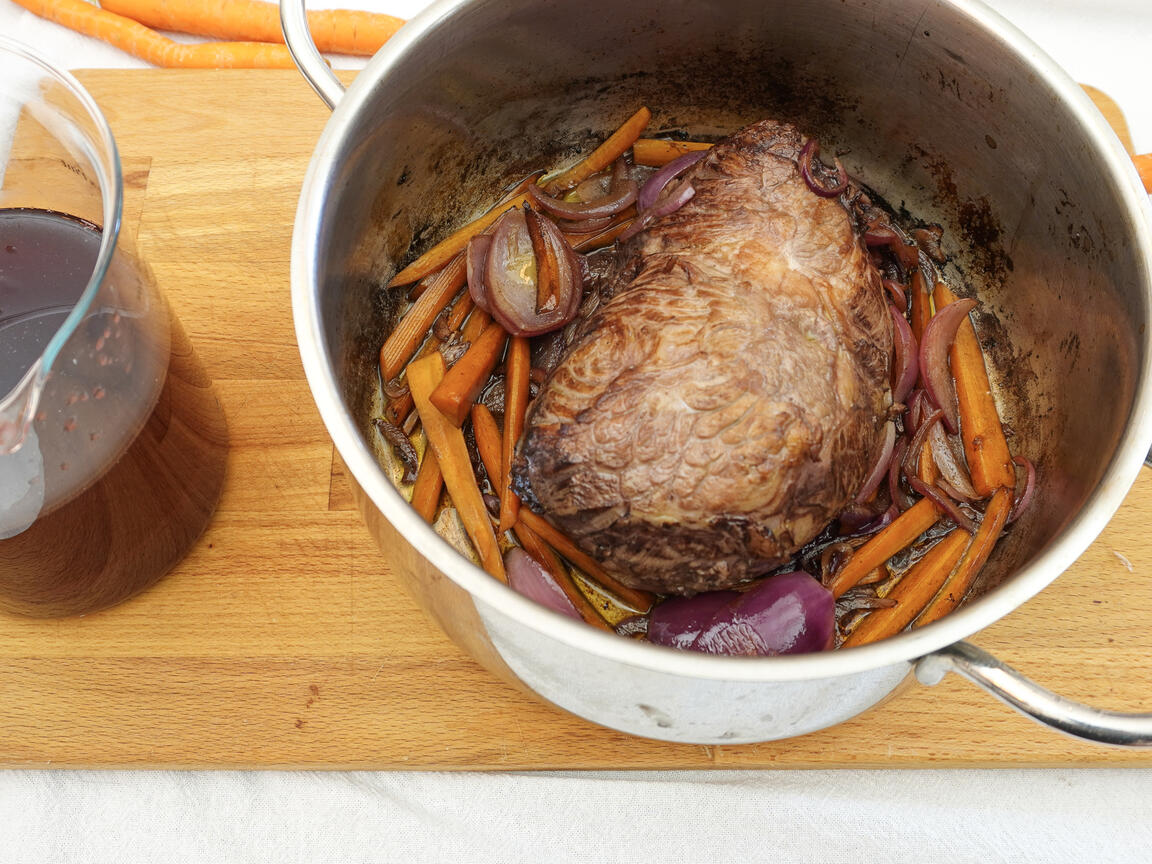 Rinderschmorbraten mit Rotwein - Schritt 5