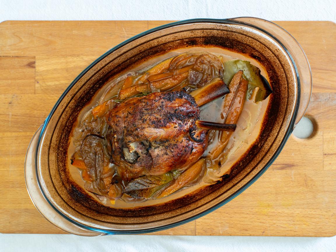 Schweinshaxen mit Bier aus dem Ofen - Schritt 4