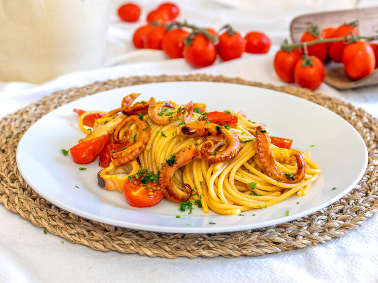 Spaghetti mit Babytintenfischen