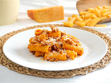 Wenn man den klassischen Nudeln mit Ragù einen zus...
