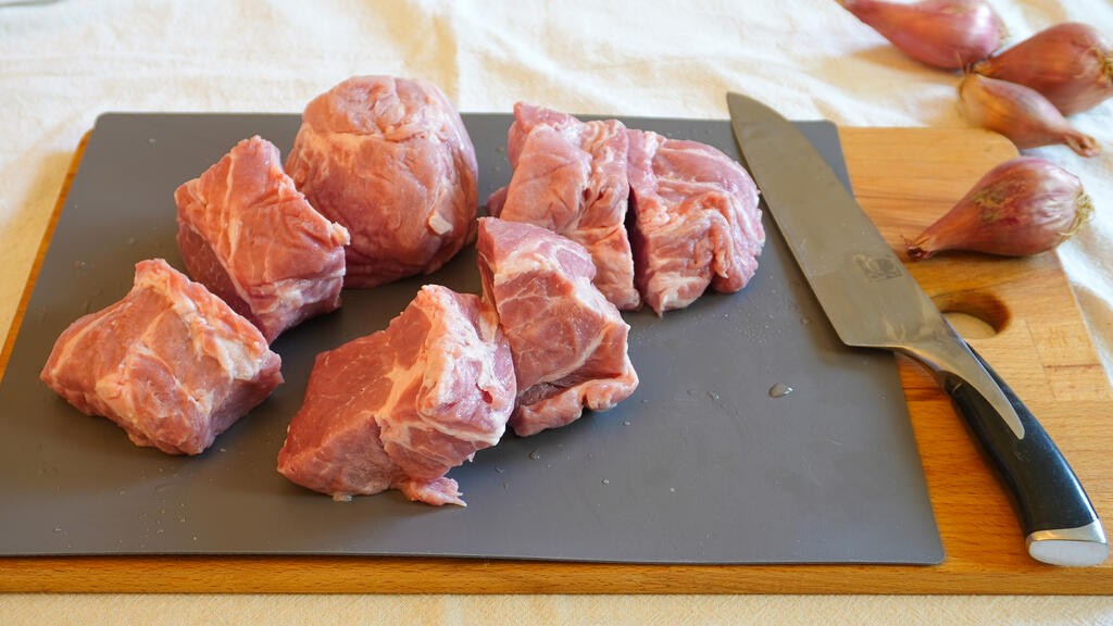 Geschmorte Schweinenacken im Rotwein