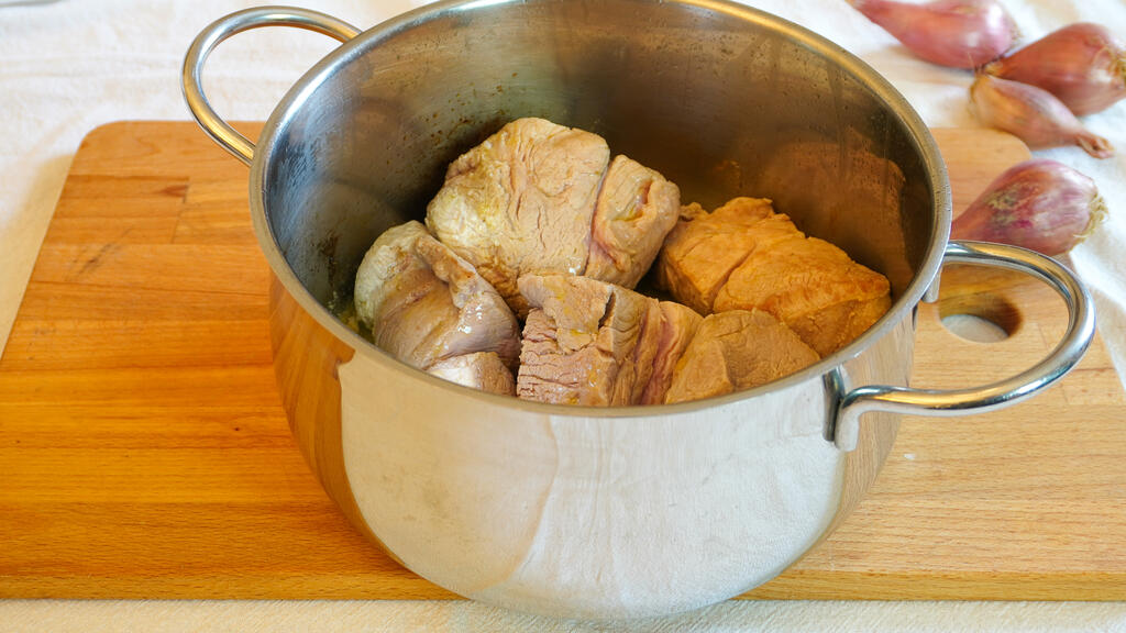 Geschmorte Schweinenacken im Rotwein