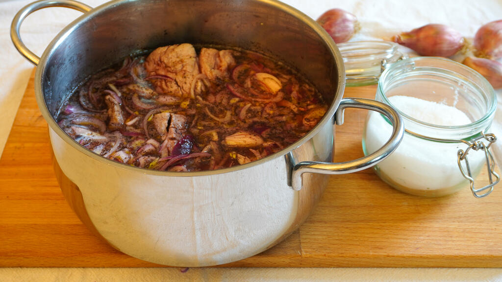 Geschmorte Schweinenacken im Rotwein