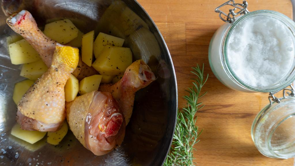 Hähnchenschenkel und Kartoffeln in der Heißluftfritteuse