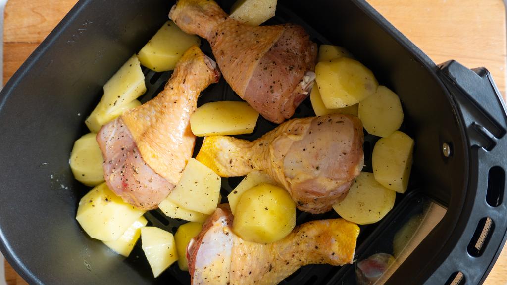 Hähnchenschenkel und Kartoffeln in der Heißluftfritteuse