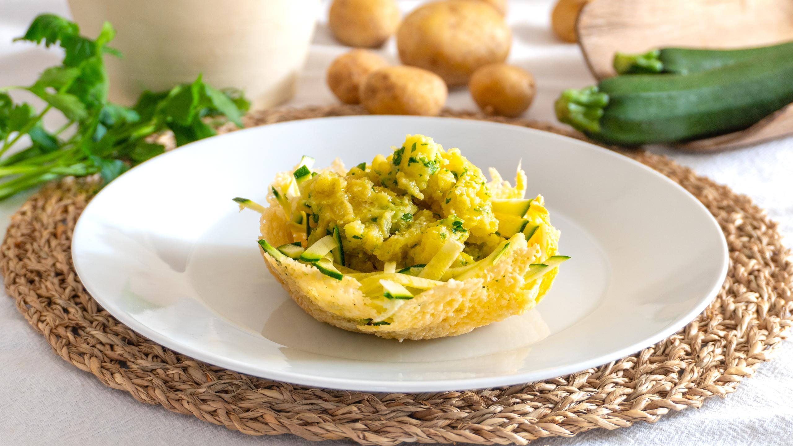 Kartoffeln mit Senf auf Parmesan-Chips