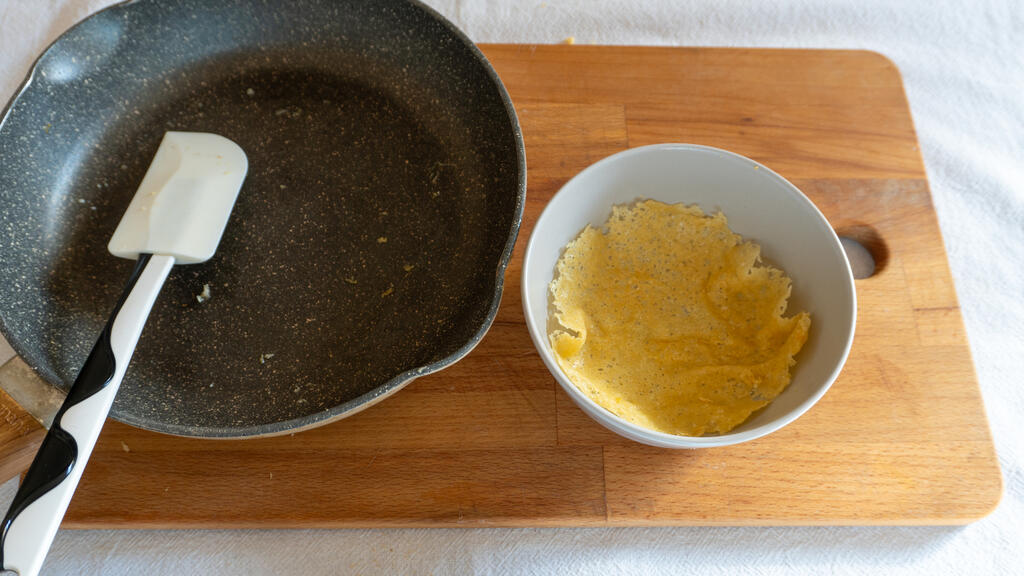 Kartoffeln mit Senf auf Parmesan-Chips