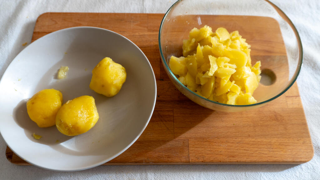 Kartoffeln mit Senf auf Parmesan-Chips