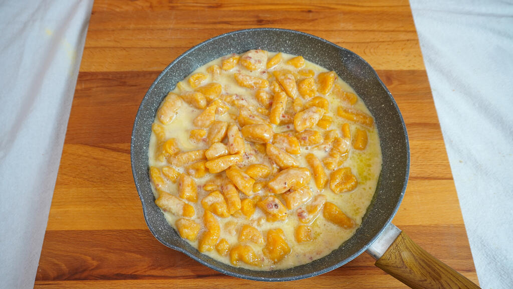 Kürbisgnocchi mit Taleggio und Speck