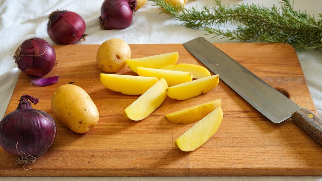 Ofenhuhn mit Zwiebeln und Kartoffeln