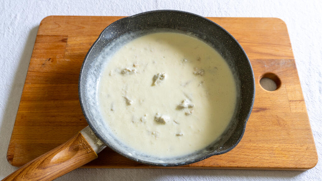 Pasta mit Gorgonzola und schwarzen Oliven