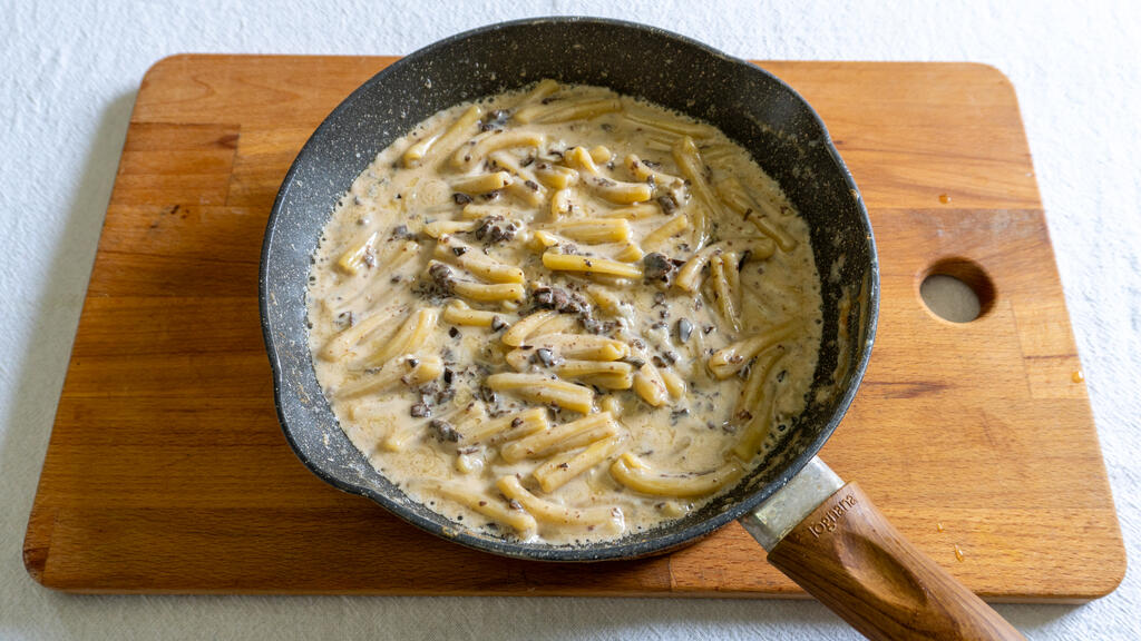 Pasta mit Gorgonzola und schwarzen Oliven