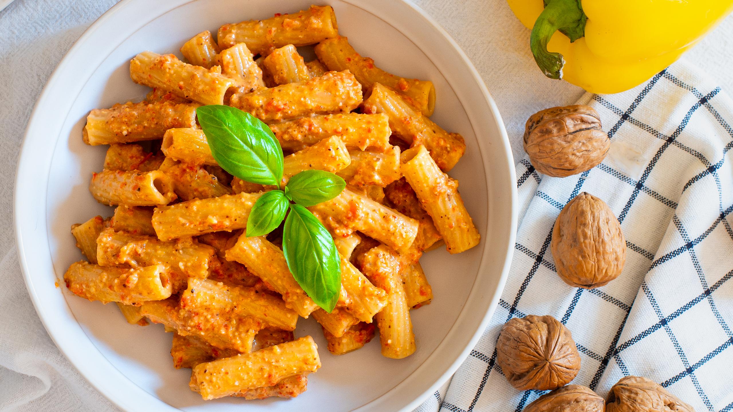 Pasta mit Paprika-Walnuss-Pesto