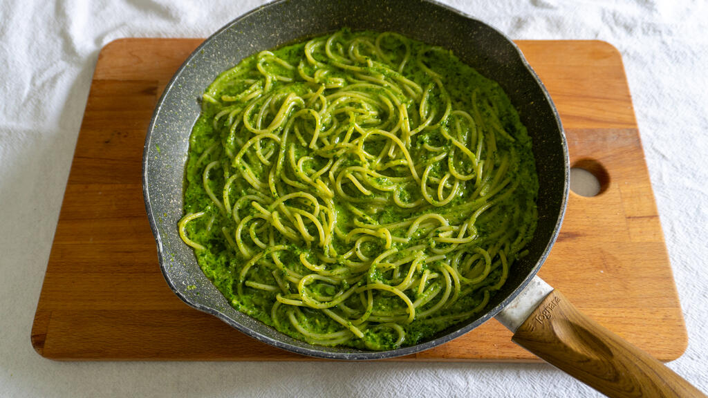 Pasta mit Petersilien- und Mandelpesto