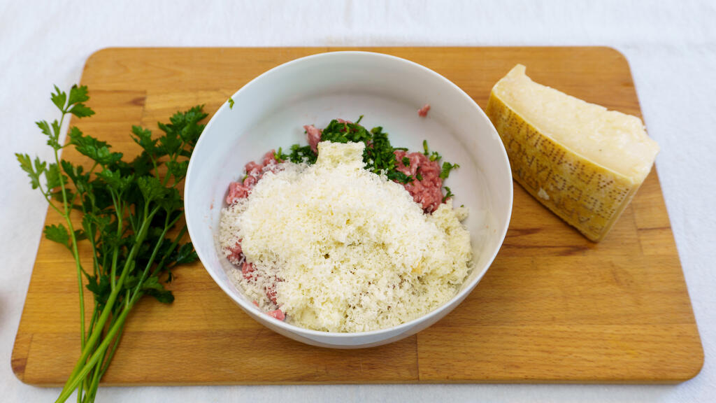 Pasta mit Tomatensauce und Fleischbällchen