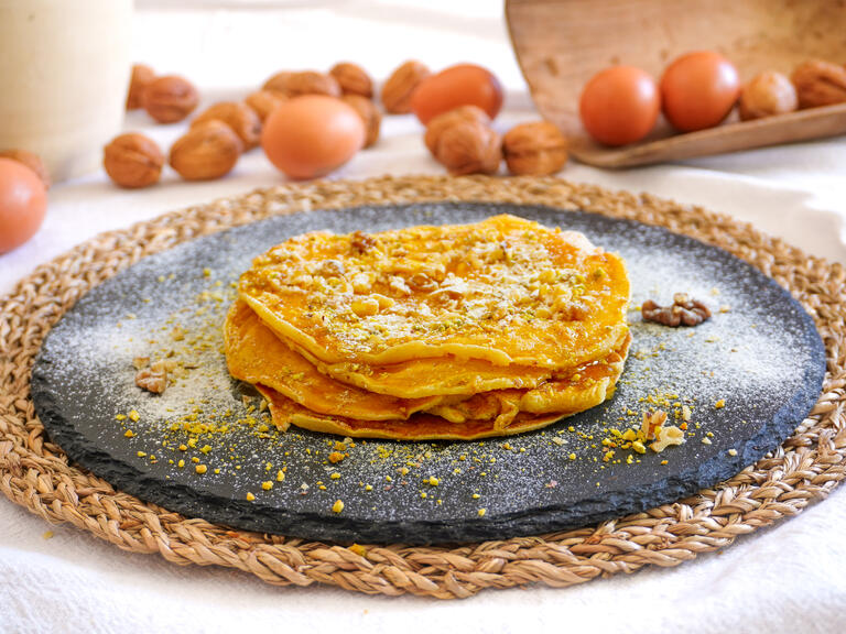 Pfannkuchen mit Honig und Nüssen