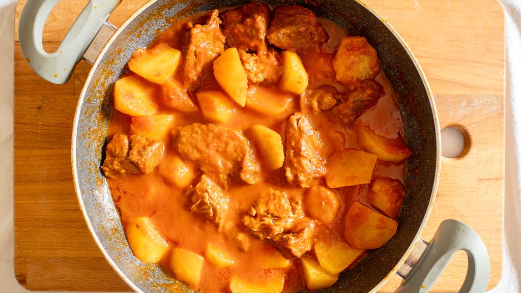 Rindereintopf mit Tomatensauce und Kartoffeln