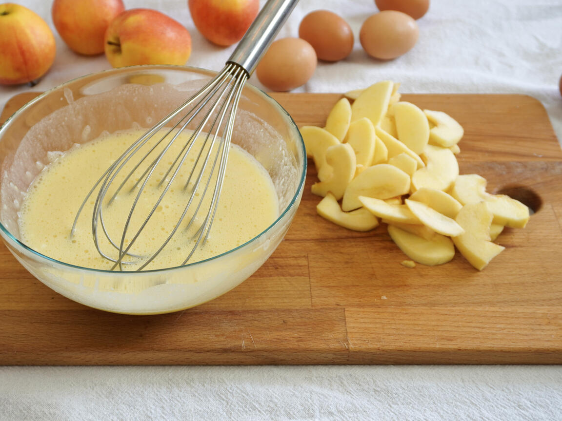Apple cake with olive oil - step 2