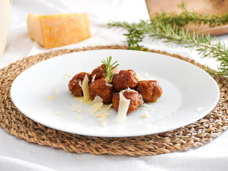 Beef meatballs with port wine