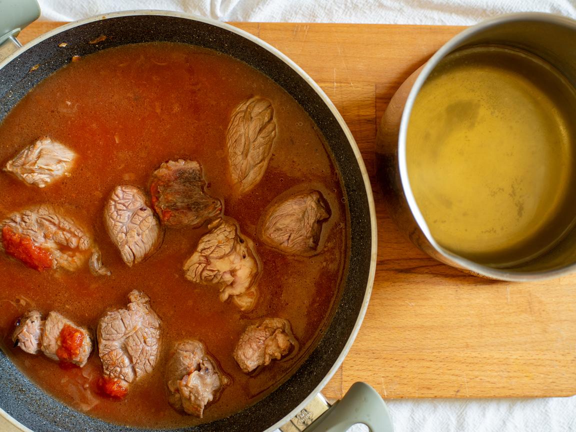 Beef stew with tomato sauce and potatoes - step 6