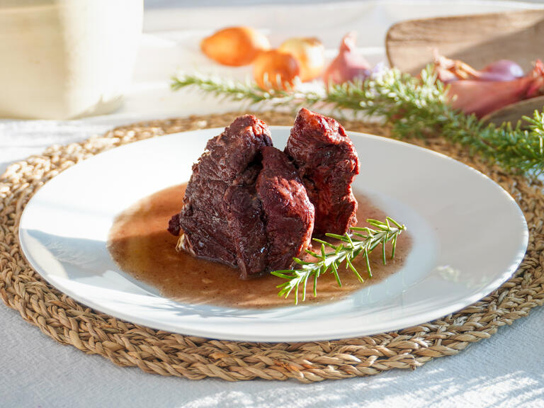 Braised beef in red wine sauce