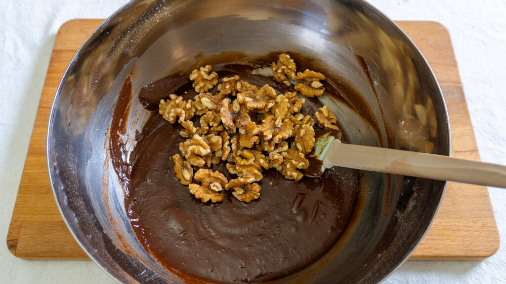 Chocolate and Walnut Brownies - step 5